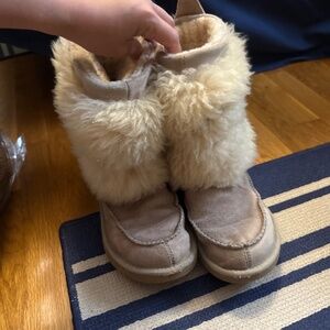 UGG Classic Eskimo Rainier Sheepskin Cuff Boots. Sand Size 7